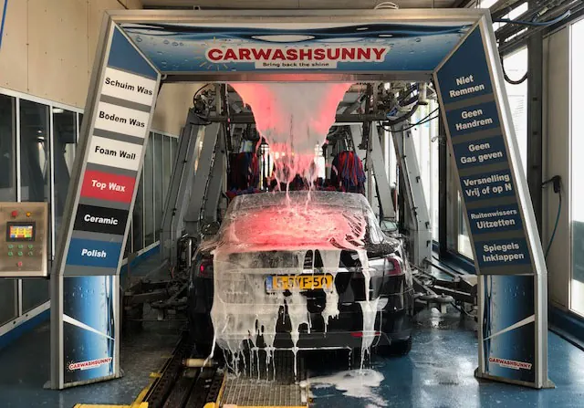 Carwash Sunny wasstraat in Ede in actie
