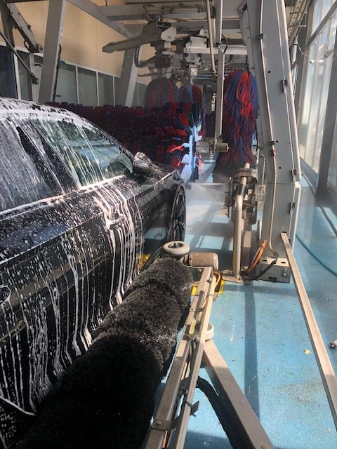 Auto wordt gewassen bij Carwash Sunny Ede